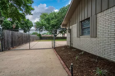 1025 N Meyer Street, Sealy, TX 77474 - Photo 3