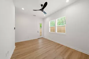 8205 Calhoun Rd, Houston, TX 77033 - Photo 11