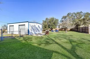 314 E Bayshore Dr, Palacios, TX 77465 - Photo 17