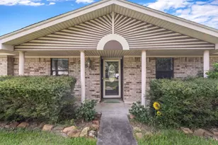 915 S 14th St, Nederland, TX 77627 - Photo 3