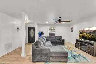 915 S 14th St, Nederland, TX 77627 - Photo 5