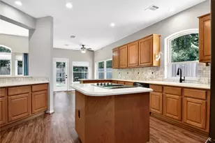 152 W Amberglow Cir, The Woodlands, TX 77381 - Photo 11