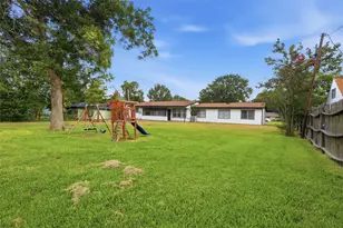 102 Tanglewood St, Baytown, TX 77520 - Photo 25