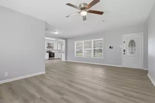 102 Tanglewood St, Baytown, TX 77520 - Photo 5