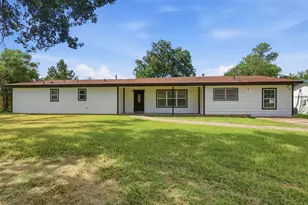 102 Tanglewood St, Baytown, TX 77520 - Photo 1