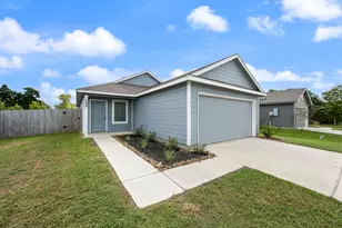 204 Houston Ave, Angleton, TX 77515 - Photo 1