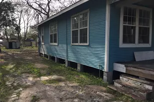 310 Foerster, El Campo, TX 77437 - Photo 3