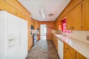 2101 Belvedere Dr, Baytown, TX 77520 - Photo 9