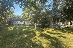 730 W Lee St, Sour Lake, TX 77659 - Photo 5