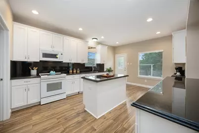 5498 Appleblossom Lane, Friendswood, TX 77546 - Photo 3