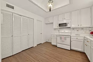 11711 Memorial Dr, Houston, TX 77024 - Photo 15