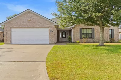 311 Sam Houston Drive, El Campo, TX 77437 - Photo 1