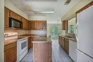 1109 W Castlewood Ave, Friendswood, TX 77546 - Photo 11