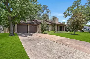 1109 W Castlewood Ave, Friendswood, TX 77546 - Photo 1