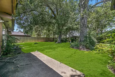 1109 W Castlewood Avenue, Friendswood, TX 77546 - Photo 29