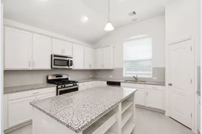 101 Long Meadow Ct, Clute, TX 77531 - Photo 9