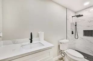 5527 Lakefield Dr, Houston, TX 77033 - Photo 13