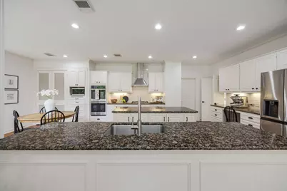 15 Woodmere Place, The Woodlands, TX 77381 - Photo 13