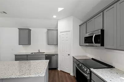 510 Oak Chase Avenue, Dayton, TX 77535 - Photo 7