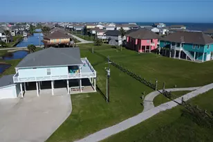 926 Surfside Dr, Crystal Beach, TX 77650 - Photo 1