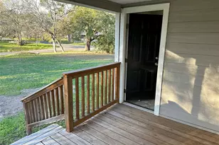 708 Lavaca St, Yoakum, TX 77995 - Photo 17