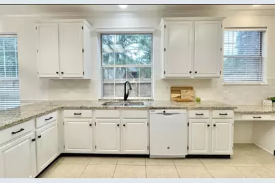 8 Greentwig Place, The Woodlands, TX 77381 - Photo 11