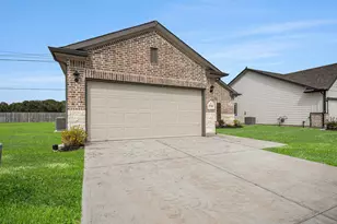 3739 Crawford St, Bay City, TX 77414 - Photo 3