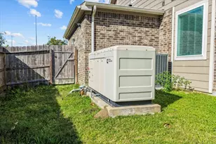 13814 Russell Ct, Mont Belvieu, TX 77523 - Photo 43