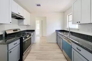 301 Cypress St, Lake Jackson, TX 77566 - Photo 15