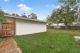 610 E Houston St, Highlands, TX 77562 - Photo 47