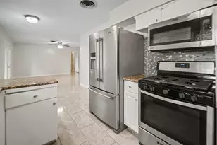 5726 Ettrick Dr, Houston, TX 77035 - Photo 5
