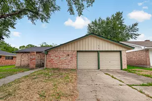 215 Crest Hill Dr, Conroe, TX 77301 - Photo 1