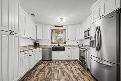 56 W Candlewood Street, Lake Jackson, TX 77566 - Photo 9