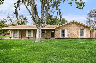 56 W Candlewood St, Lake Jackson, TX 77566 - Photo 1