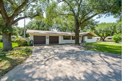 902 Avenue I, El Campo, TX 77437 - Photo 1
