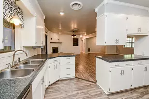 902 Ave I, El Campo, TX 77437 - Photo 9