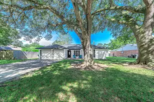 3713 Wilshire Dr, Alvin, TX 77511 - Photo 3