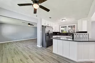 1925 Palm St, La Marque, TX 77568 - Photo 11