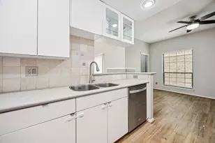 7350 Kirby Dr, Houston, TX 77030 - Photo 7