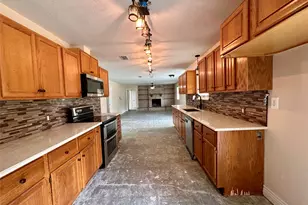 10 Forrest Ln, Angleton, TX 77515 - Photo 9