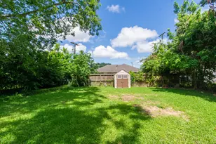 1323 S Beauregard St, Alvin, TX 77511 - Photo 27