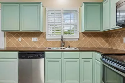 10819 E Linwood Drive, La Porte, TX 77571 - Photo 9