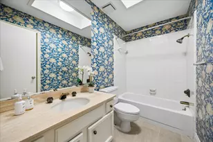 250 Sugar Berry Cir, Houston, TX 77024 - Photo 19