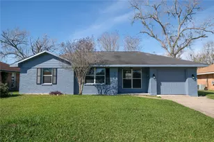 110 S Magnolia St, Lake Jackson, TX 77566 - Photo 1