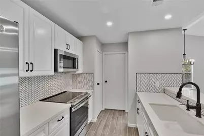 7 E Brookberry Court, The Woodlands, TX 77381 - Photo 5