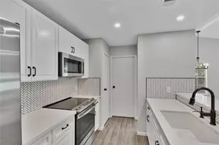 7 E Brookberry Ct, The Woodlands, TX 77381 - Photo 5