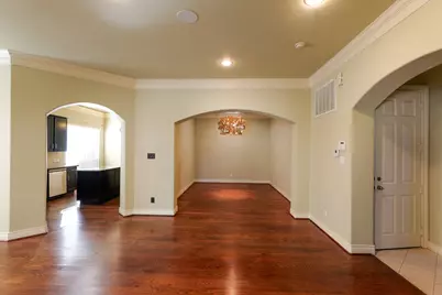 1314 Sherwood Springs Lane, Houston, TX 77043 - Photo 5