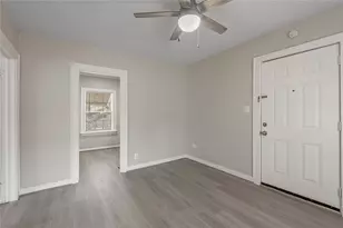 811 Sam Houston Ave, Huntsville, TX 77320 - Photo 3