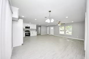 5823 Southgood St, Houston, TX 77033 - Photo 11