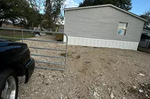 1610 Texas St, Alvin, TX 77511 - Photo 3